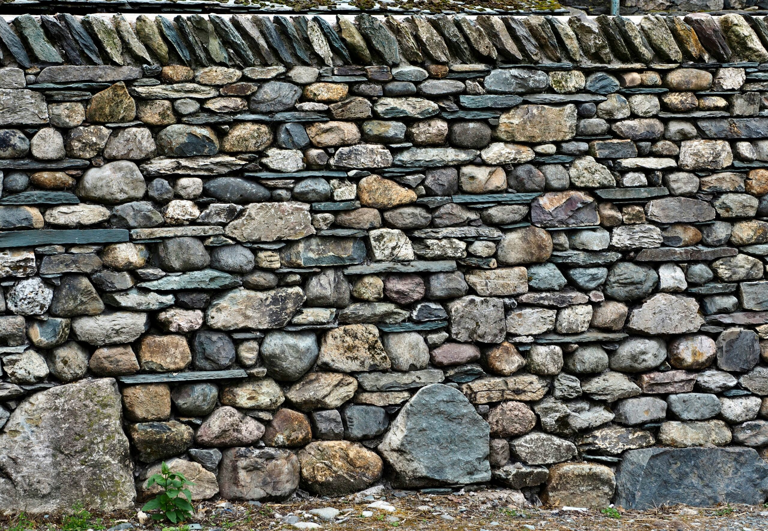 Dry stone hardscape retaining wall